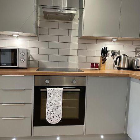 Stylish And Modern 2Br Apartment With Parking Шефилд Екстериор снимка