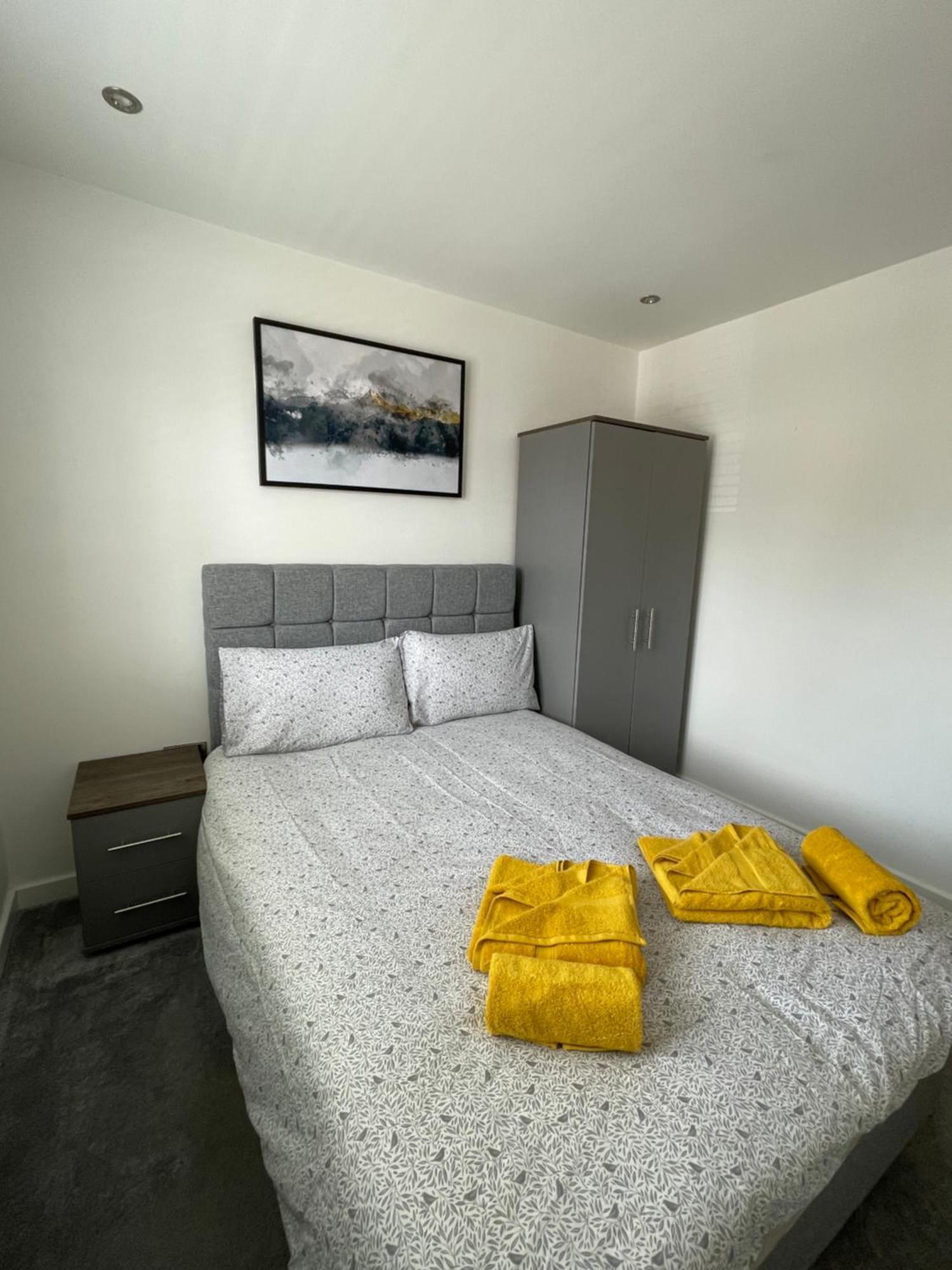 Stylish And Modern 2Br Apartment With Parking Шефилд Екстериор снимка