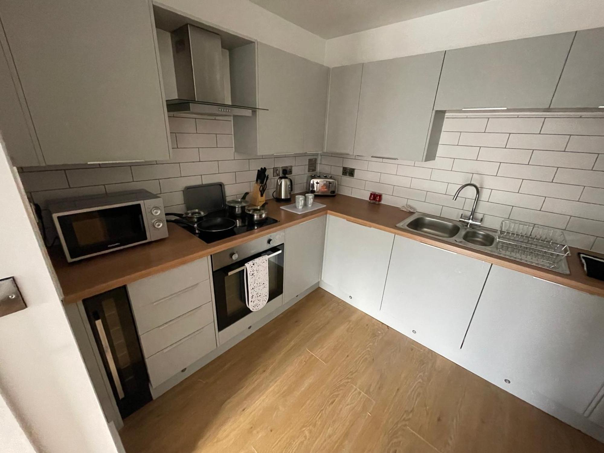 Stylish And Modern 2Br Apartment With Parking Шефилд Екстериор снимка